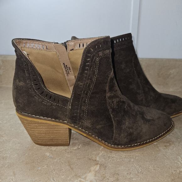 Boutique By CORKYS Booties womens SZ 8 Suede Cutout Ankle Boot Festival Fair - Picture 1 of 11